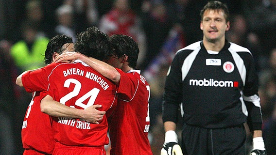 Bayern München bejubelt den Sieg im Pokal-Halbfinale beim FC St. Pauli. © picture-alliance / Pressefoto UL 