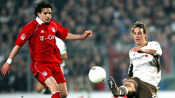 Spielszene aus dem Pokalhalbfinale 2006: Bayern Münchens Owen Hargreaves (l.) im Zweikampf mit Felix Luz vom FC St. Pauli. © picture-alliance / Pressefoto UL 