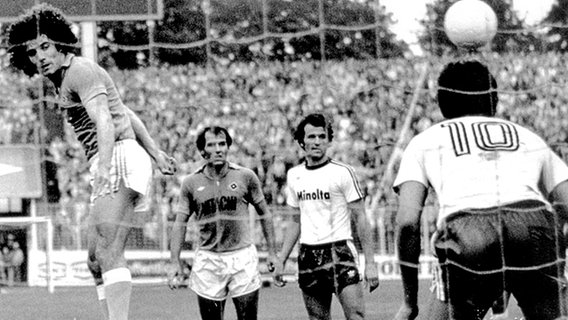 Spielszene HSV gegen den FC St. Pauli aus dem Jahr 1977 © picture-alliance / dpa 