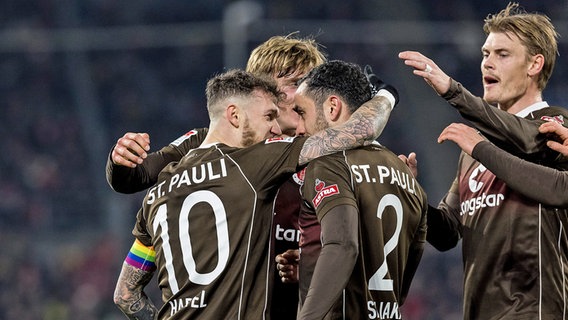 St. Paulis Spieler bejubeln einen Treffer. © picture alliance / BEAUTIFUL SPORTS 