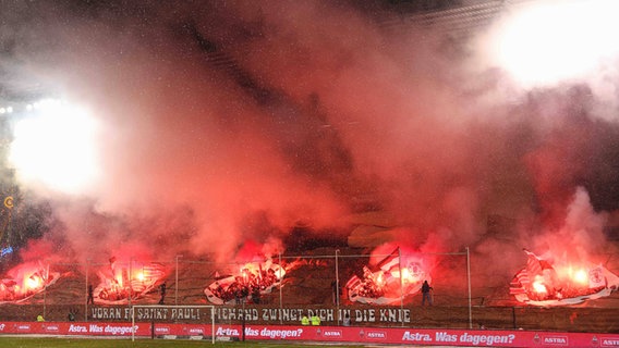 Fans des FC St. Pauli zünden Pyro im Derby gegen den HSV © Imago / Osnapix 