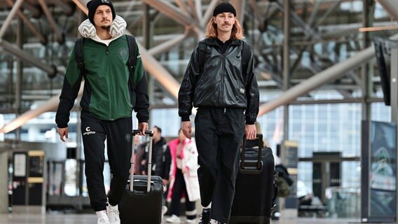 Adam Dzwigala und Jackson Irvine (r.) vom FC St. Pauli am Hamburger Flughafen © Witters 