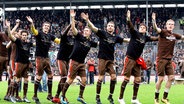 2010: Die Spieler des FC St. Pauli feiern am Millerntor den Bundesliga-Aufstieg. © imago/MIS 