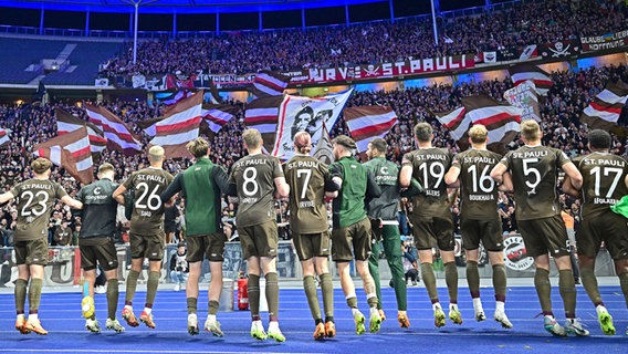 Die Spieler des FC St. Pauli jubeln mit ihren Fans im Berliner Olympiastadion. © Witters 