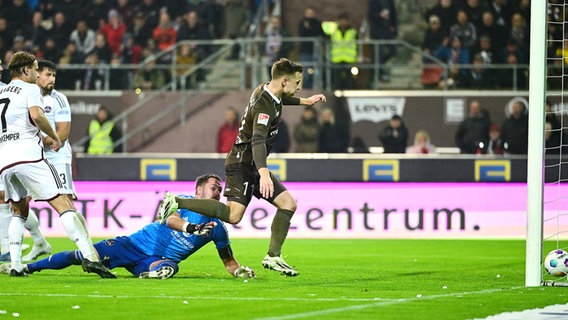 St. Paulis Johannes Eggestein erzielt einen Treffer gegen den 1. FC Nürnberg. © Witters 