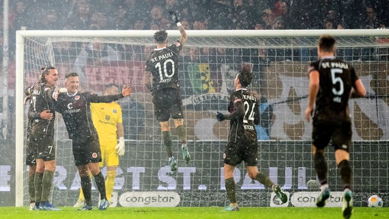 St. Paulis Spieler jubeln über ein Eigentor von HSV-Keeper Daniel Heuer Fernandes. © Witters 