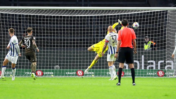 St. Paulis Marcel Hartel erzielt ein Tor gegen Hertha BSC. © IMAGO/Contrast 