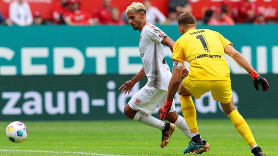 St. Paulis Elias Saad erzielt einen Treffer gegen den 1. FC Kaiserslautern © Witters 