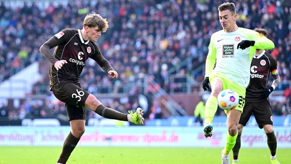 St. Paulis Aljoscha Kemlein (l.) im Spiel gegen den 1. FC Kaiserslautern © Witters 