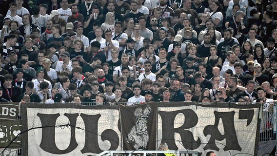 St. Paulis Fans in Karlsruhe © Imago Images 