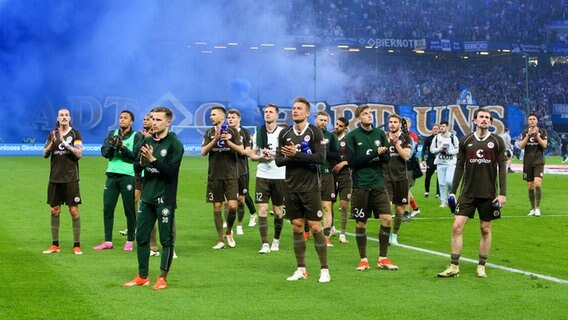 Spieler des FC St. Pauli nach der 0:1-Derbyniederlage beim HSV © Imago / HMB-Media 