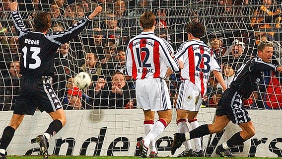 Nico Patschinski (r.) trifft für St. Pauli gegen Bayern München. © picture-alliance / dpa 