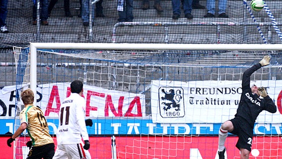 Stefan Aigner (l.) erzielt für 1860 München das 1:0 gegen St. Pauli. © fishing4 