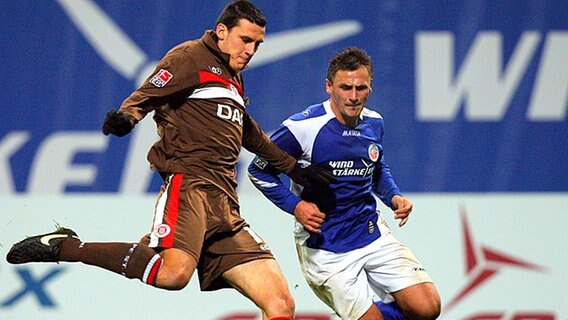 Der Rostocker Marcel Schied (r.) und Ralph Gunesch vom FC St. Pauli im Zweikampf. © dpa 