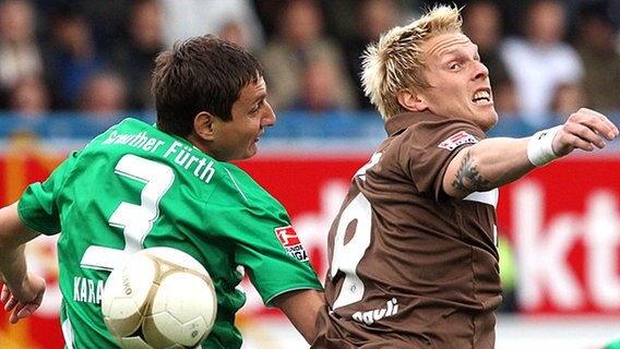 St. Paulis Marius Ebbers (r.) im Kopfball-Duell mit Asen Karaslawow von Greuther Fürth. © dpa 