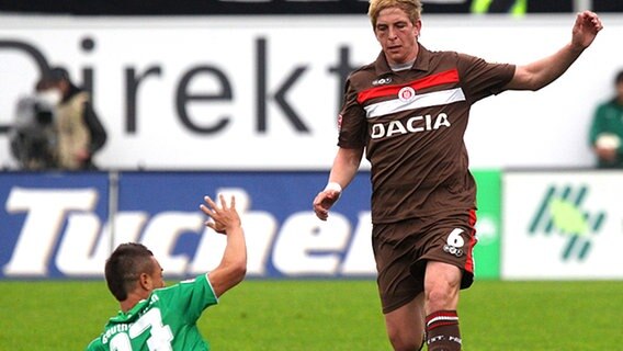 Der Fürther Stephan Schröck (l.) kämpft mit Bastian Oczipka von FC St. Pauli um den Ball. © dpa 