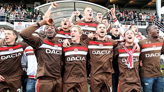 Die Spieler des FC St. Pauli feiern nach dem Sieg in Fürth. © fishing4 