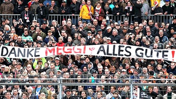 Die St.-Pauli-Fans verabschieden Thomas Meggle. © fishing4 