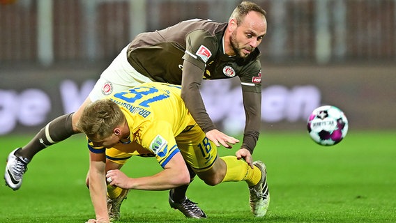 Rico Benatelli (h.) vom FC St. Pauli im Duell mit Felix Kroos von Eintracht Braunschweig © Witters Foto: Valeria Witters