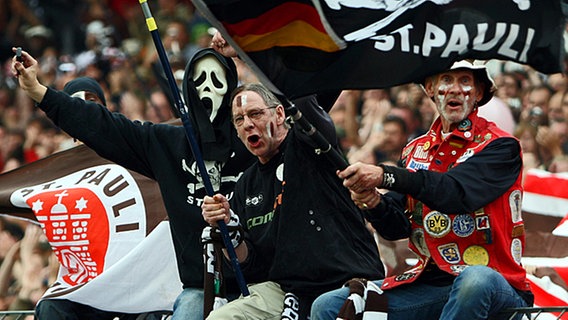 Fans des FC St. Pauli feiern am Millerntor. © dpa 