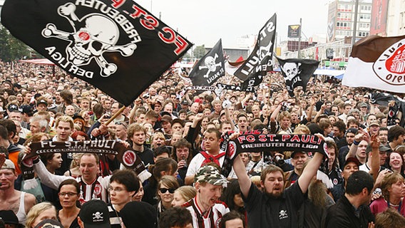 St. Pauli-Fans auf dem Spielbudenplatz. © dpa 