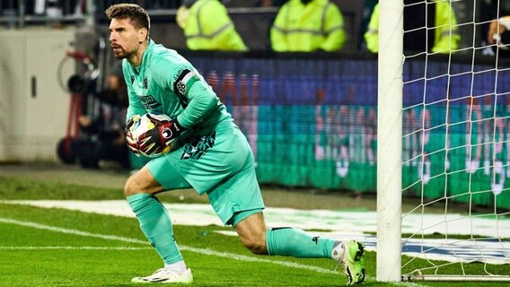 Hannovers Torwart Ron-Robert Zieler pariert den Ball © Imago Images Foto: Stephanie Zer