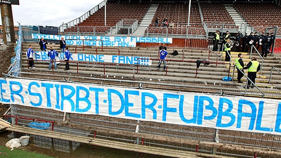 Stiller Rostocker Fan-Protest in der Nordkurve des Millerntor-Stadions © fishing4 