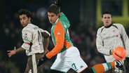 Szene aus der Spiel FC St. Pauli - SV Werder Bremen (2006): Fabio Morena (l.), Ivan Klasnic, und Ralph Gunesch. © Witters Foto: Valeria Witters