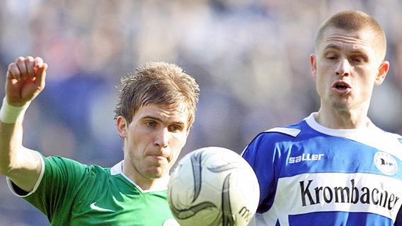 Ball im Blick: Wolfsburgs Peter Pekarik (l.) und der Bielefelder Artur Wichniarek © dpa 
