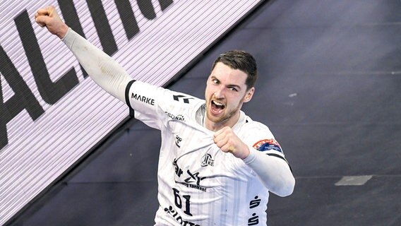 Jubel bei Hendrik Pekeler vom THW Kiel © picture alliance/Axel Heimken/dpa 