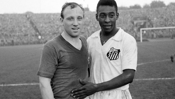 Uwe Seeler (l.) mit Pelé 1962 in Hamburg © Witters 