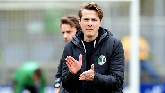 Trainer Lukas Pfeiffer vom Fußball-Regionalligisten VfB Lübeck © IMAGO / KBS-Picture 
