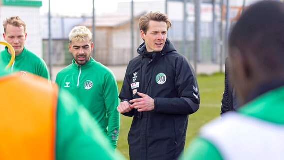 VfB-Lübeck-Trainer Lukas Pfeiffer © IMAGO / Agentur 54 Grad 