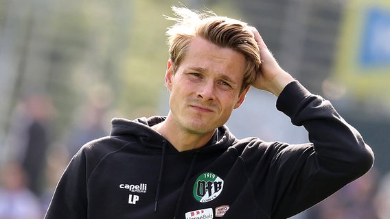Trainer Lukas Pfeiffer vom VfB Lübeck © IMAGO / Susanne Hübner 