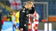 Interimstrainer Marc Pfitzner rauft sich nach seinem Debüt für Eintracht Braunschweig die Haare © IMAGO/regios24 Foto: Darius Simka