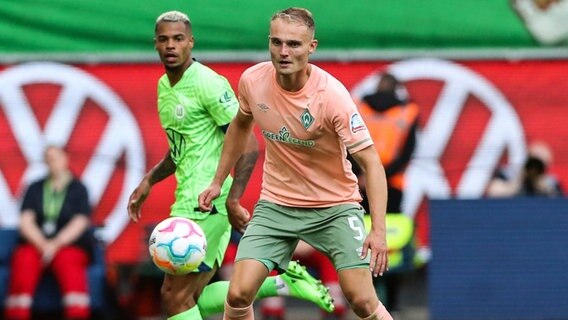 Werder-Profi Amos Pieper im Spiel gegen den VfL Wolfsburg. © IMAGO / Christian Schroedter 