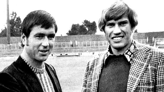 Werder-Coach Sepp Piontek (l.) begrüßt Per Roentved am 25. September 1972 im Weser-Stadion in Bremen. © picture-alliance/ dpa 