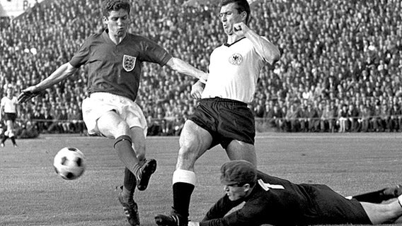 Sepp Piontek (M.) im Länderspiel der deutschen Nationalmannschaft gegen England im Mai 1965 in Nürnberg. © picture-alliance/ dpa 