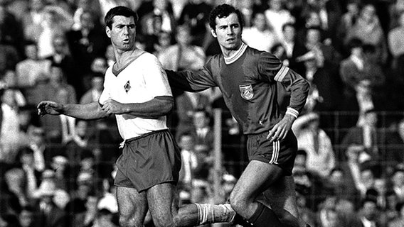 Werders Sepp Piontek (l.) im Zweikampf mit Franz Beckenbauer von Bayern München © picture-alliance/ Sven Simon 