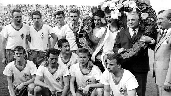 Werder Bremen feiert den Gewinn der deutschen Meisterschaft 1965. © picture-alliance/ dpa 