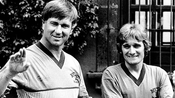 Dänemarks Nationaltrainer Morten Olsen (l.) und Allan Simonsen während der WM 1986 © picture-alliance/ dpa 