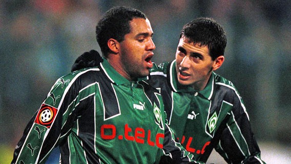 Ailton (l.) und Claudio Pizarro (r.) bejubeln einen Werder-Treffer. © imago / Team 2 