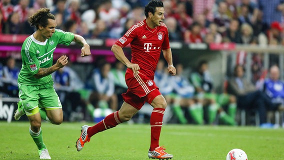 Claudio Pizarro (r.) im Laufduell mit Wolfsburgs Emanuel Pogatetz. © imago / ActionPictures 