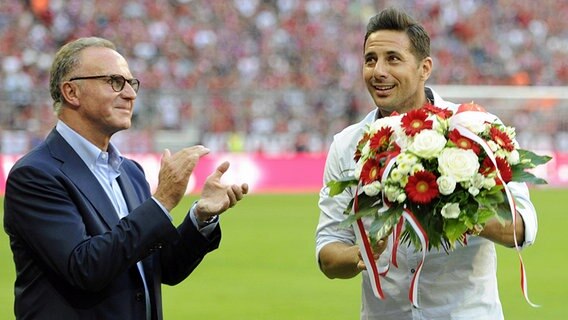 Claudio Pizarro (r.) wird offiziell beim FC Bayern München verabschiedet. © imago / Sven Simon 