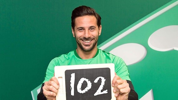 Claudio Pizarro freut sich über sein Bundesliga-Rekordtor für Werder Bremen. © imago / Nordphoto 