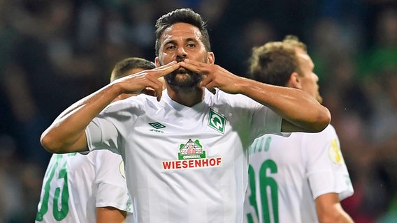 Claudio Pizarro freut sich über seinen zweiten Treffer im DFB-Pokalspiel gegen Atlas Delmenhorst. © picture alliance / dpa Foto: Carmen Jespersen