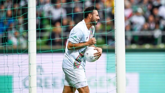 Claudio Pizarro bejubelt einen Treffer bei seinem Abschiedsspiel. © IMAGO / Nordphoto 