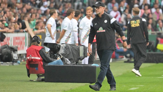 Trainer Thomas Schaaf während des Abschiedsspiels von Claudio Pizarro. © IMAGO / Nordphoto 