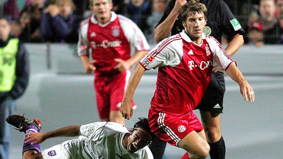 Bayerns Mittelfeldspieler Torsten Frings (r.) im Zweikampf mit dem Osnabrücker Mittelfeldakteur Alexander Nouri. © Picture-Alliance/dpa 