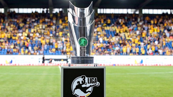 Der Pokal für den Meister der Dritten Liga © imago/Christian Schroedter 